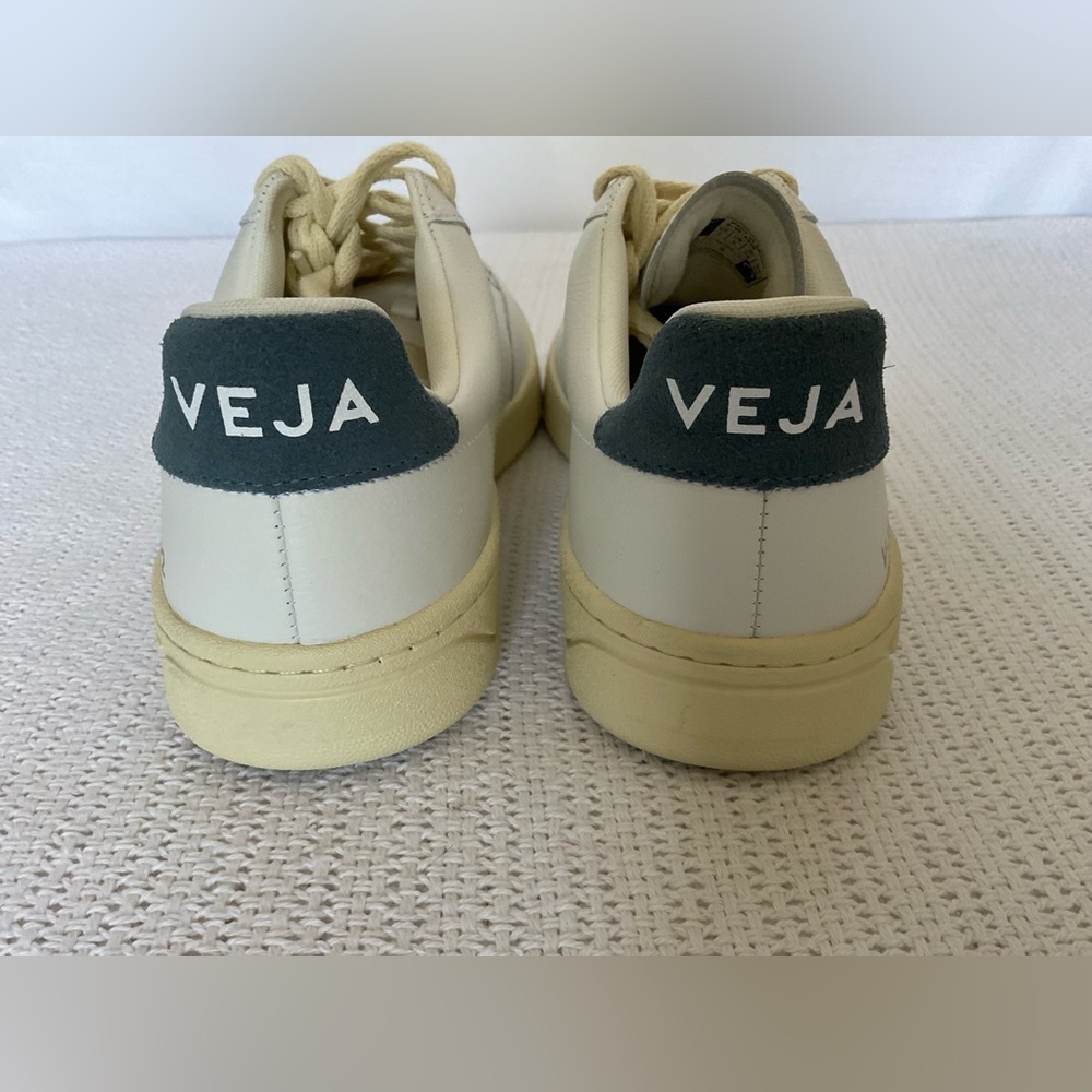 Veja White and Cream Sneakers for Casual Elegance - Picture 4 of 9